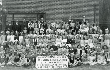 819616 Groepsportret van leerlingen en begeleiders van de Timotheus-Zondagsschool te Vreeswijk, ter gelegenheid van het ...